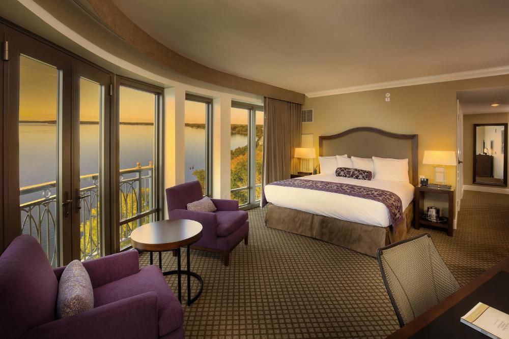 Premium Lakefront King interior